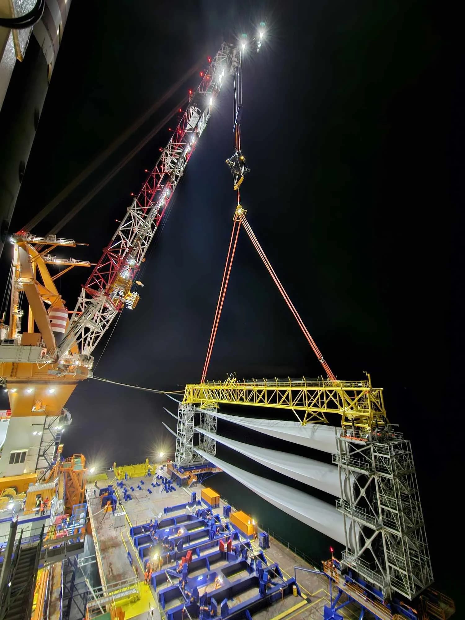 Lifting a blade rack from a feeder barge, using the HC750